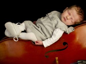 bébé sur un violoncelle