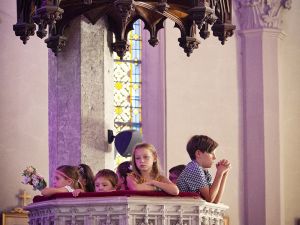 Enfants dans la chair à l'église