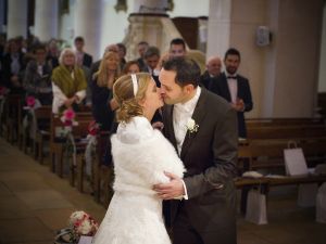 Le baisé des mariés à l'église