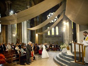 Photographe de mariage à l'église