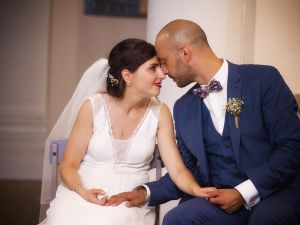 Regards complices entre les mariés