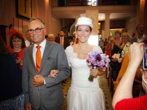 Entrée à l'église au bras de son père
