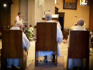 Prêtres cérémonie religieuse mariage