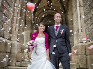 Pétales de rose sortie d'église