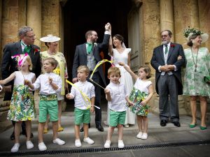 Enfants d'honneur sortie d'église mariage