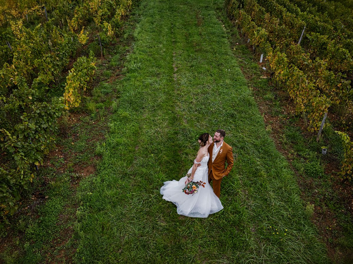 Photo aérienne des mariés dans les vignes près de Lyon
