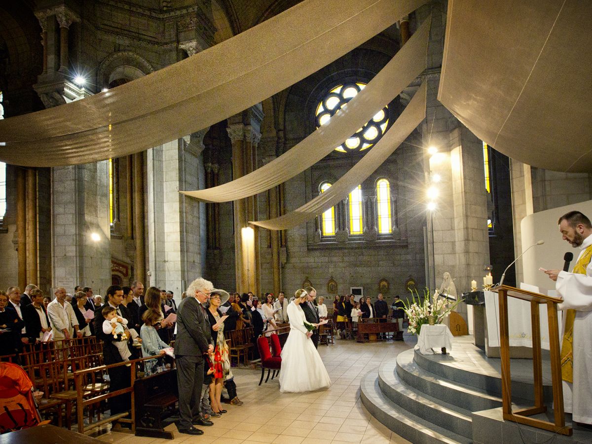 Photographe de mariage à l'église