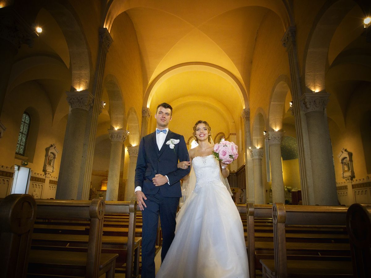 Sortie d'église de la marièe au bras du marié