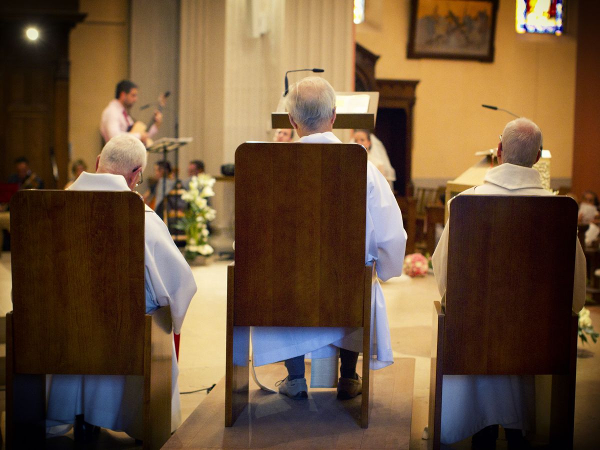 Prêtres cérémonie religieuse mariage